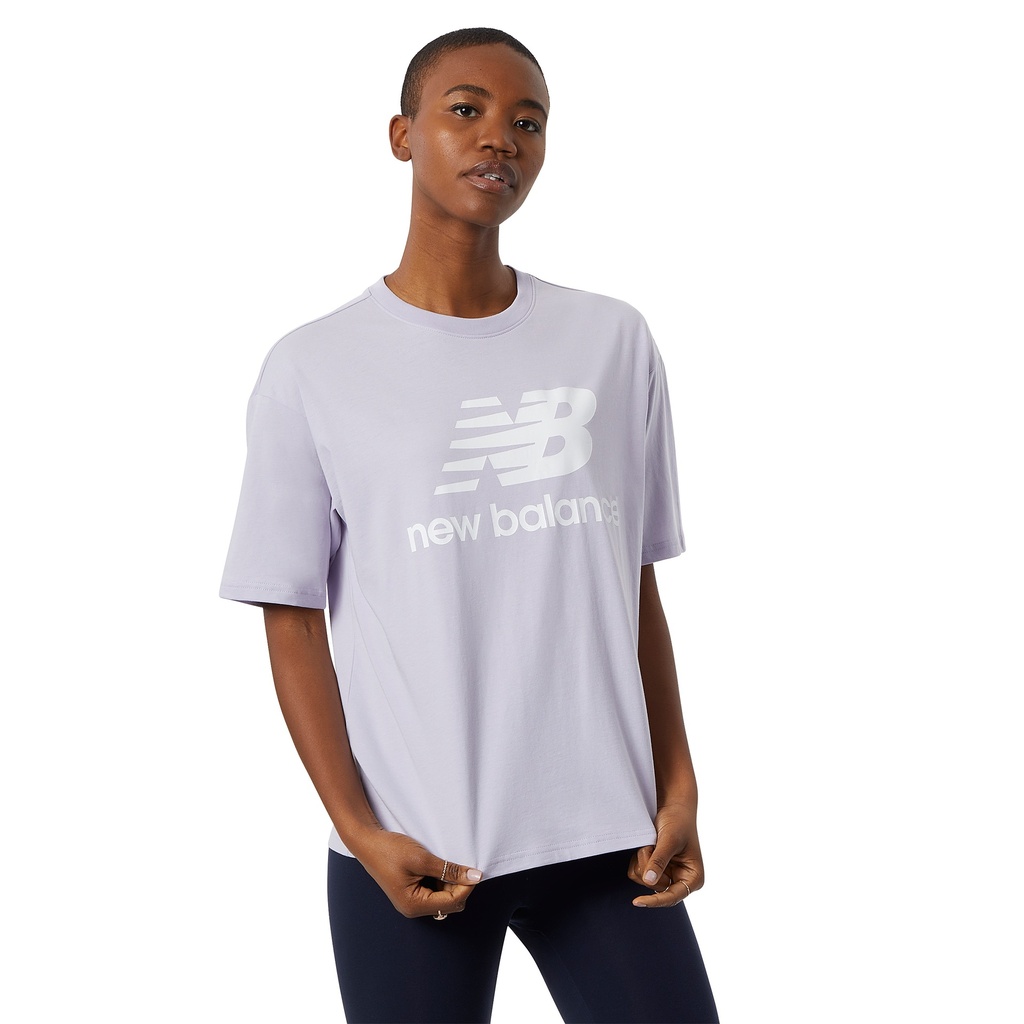 Camiseta de Mujer New Balance Essentials Stacked Logo Lila