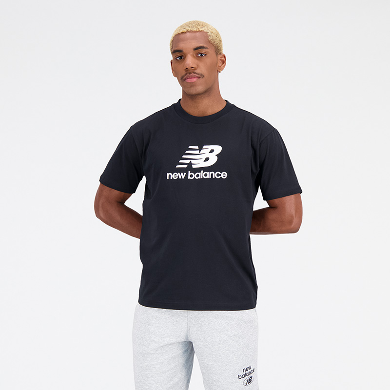 Camiseta manga corta New Balance Essentials Stacked Logo Negro (8 unidades)